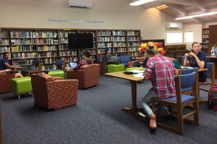 Seabury+Hall+students+relax+and+study+in+the+newly+renovated+Castle+Library+on+Thursday%2C+September+29.